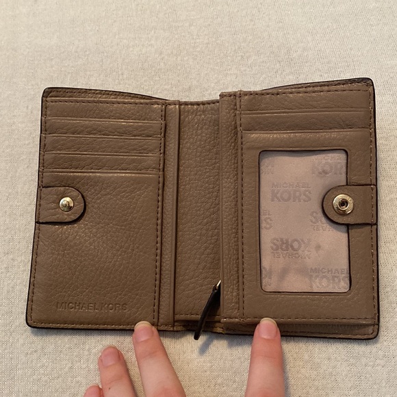 MK light tan shoulder bag - Picture 7 of 9